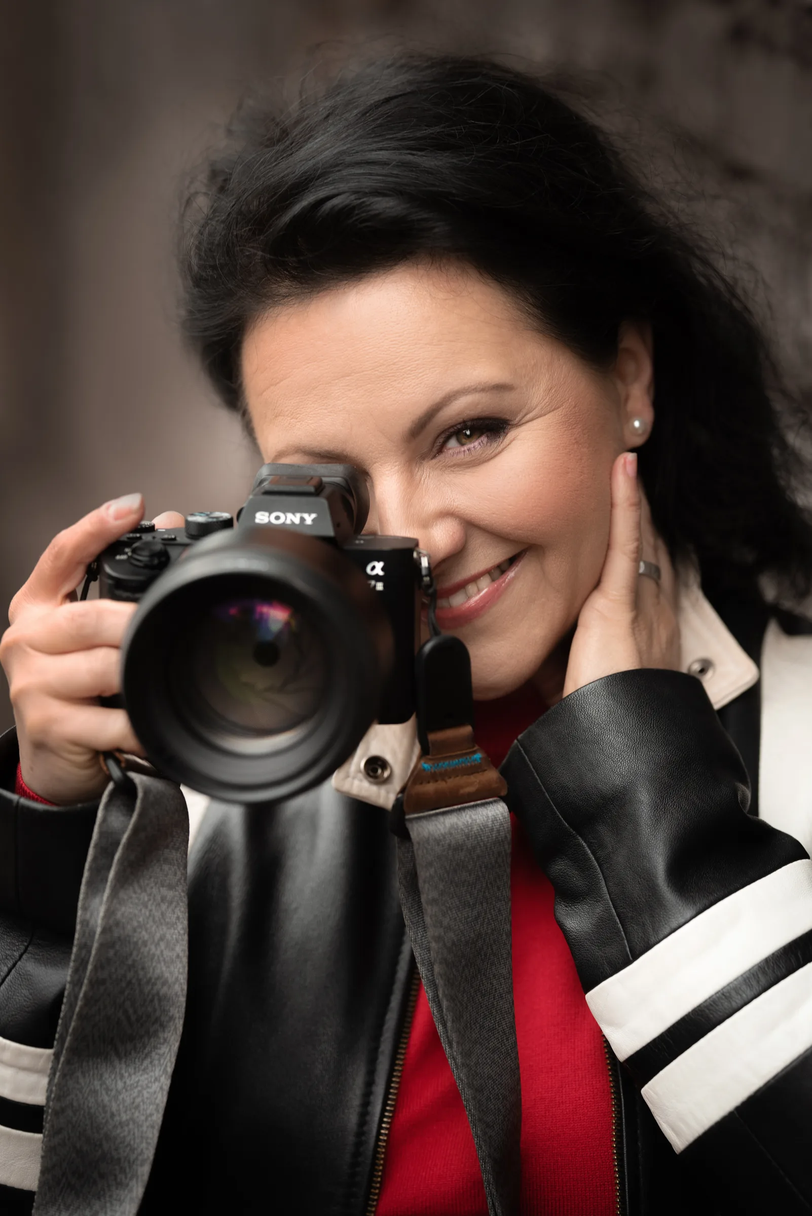 Michaela Krafková, portrétní a brand fotografka, se svým fotoaparátem